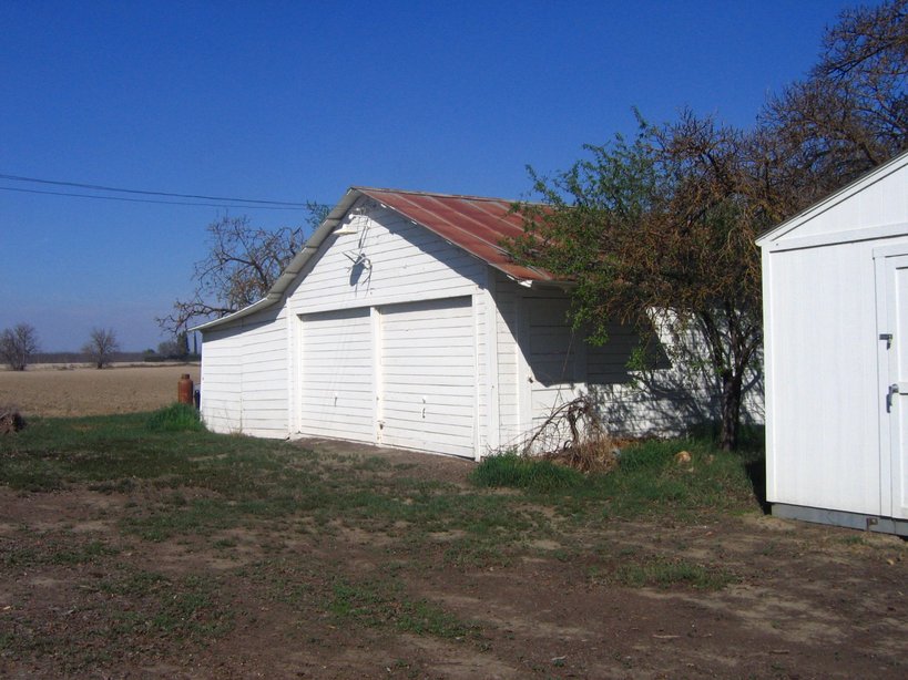 Armona, CA : Barn admist Armona's agricultural fields