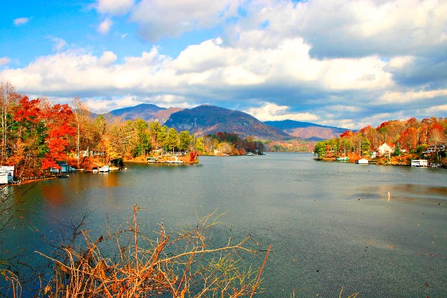 Lake Lure, NC: Lake lure in October 2006