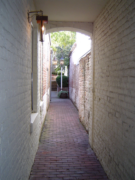 Fredericksburg, VA: An alley in downtown Fredericksburg