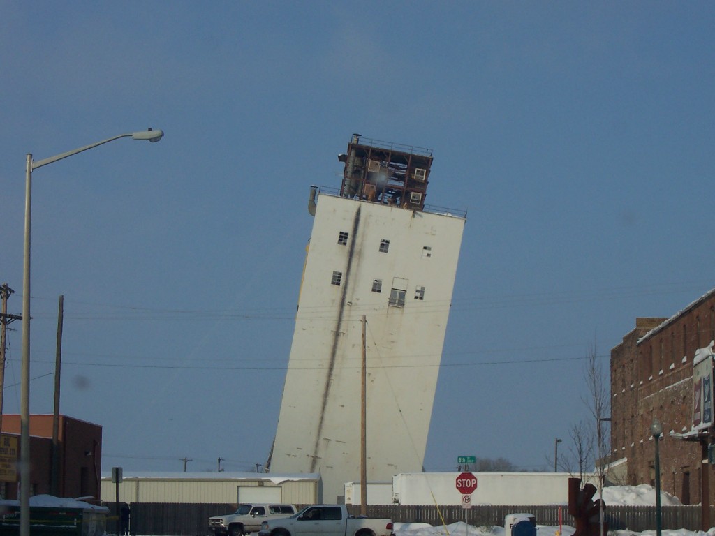 Sioux Falls, SD : A failed attempt to bring down the Zip Feed Mill in