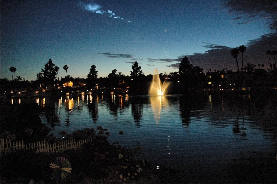 Lake San Marcos, CA: Lake San Marcos Water Fountain At Night
