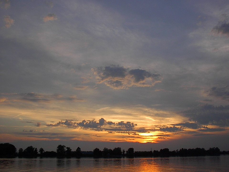 Maryland Heights, MO: Sunset over Creve Coeur Lake