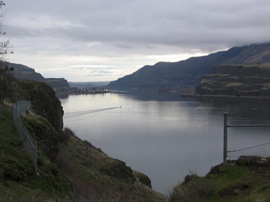 Lyle, WA: Looking east up the Columbia