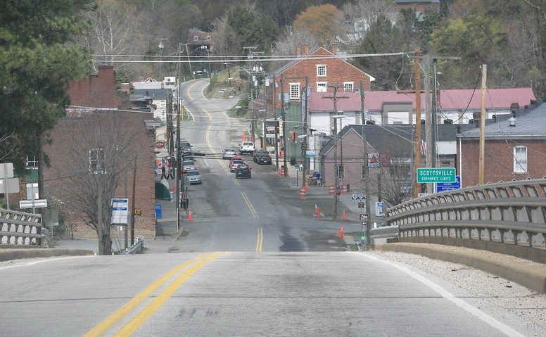Scottsville, VA: This is a picture of the town Scottsville from the bridge. They are currently undergoing construction on the road, but you can still see and feel the home town atmosphere.