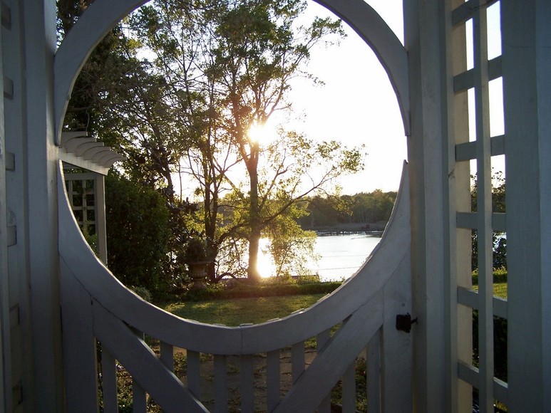 Wilmington, NC: View of Cape Fear River Though Gate of Hostoric Downtpwn Wilmington Home