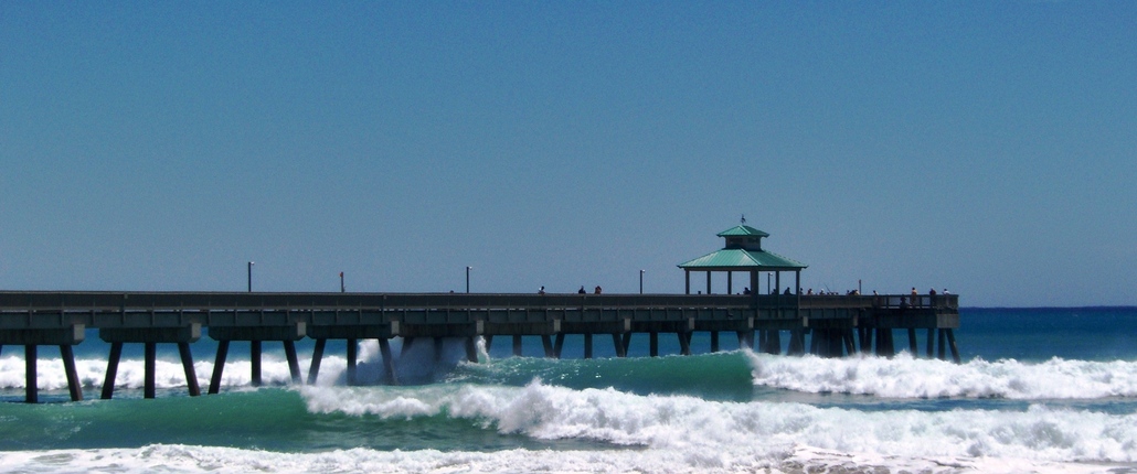 Delray Beach, FL: BREAKING WAVES AT THE DELRAY BEACH PIER
