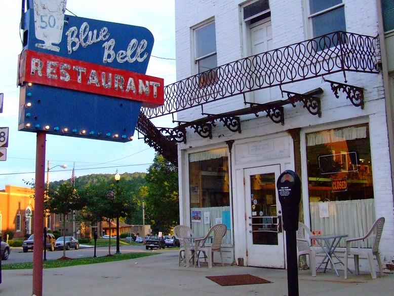 McConnelsville, OH: Blue Bell Restaurant On Town Square