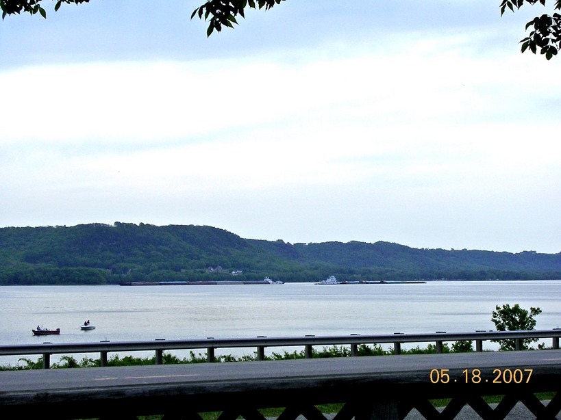 Lake City, MN : Passing Barges