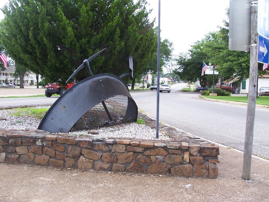 Murfreesboro, AR : pan, shovel