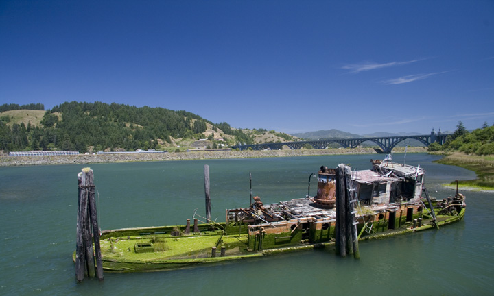 Gold Beach, OR: Tug Boat & Mouth of The Rogue River