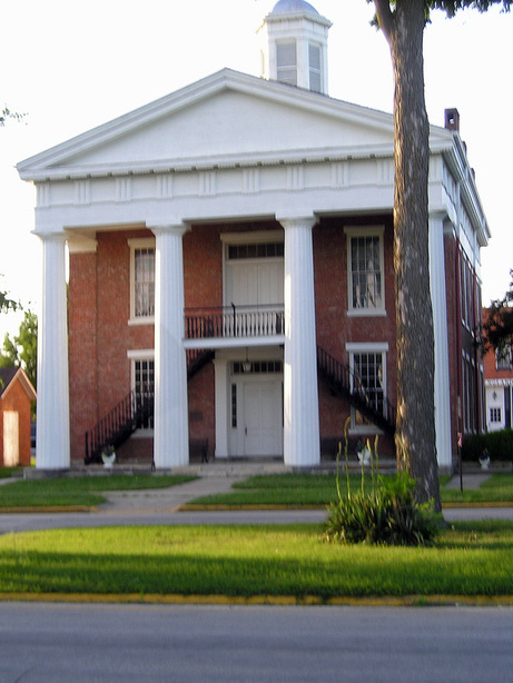 Knoxville, IL: The First Knox County Courthouse Built in 1839