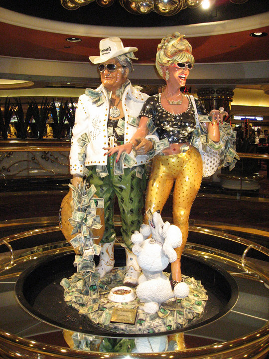 Las Vegas, NV: Winnie & Buck Statues @ Harrah's on the strip