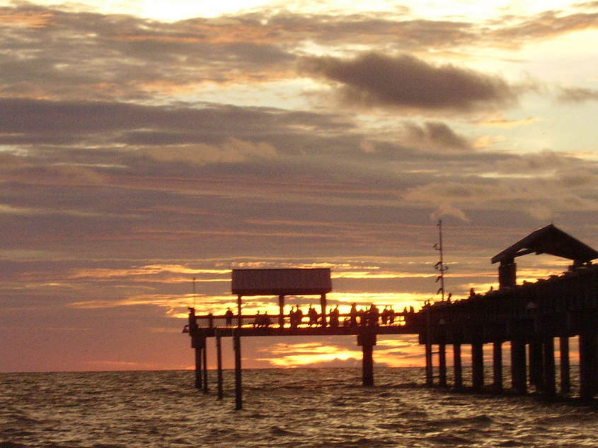 Holtsville, NY: clearwater beach sunset at Pier 60