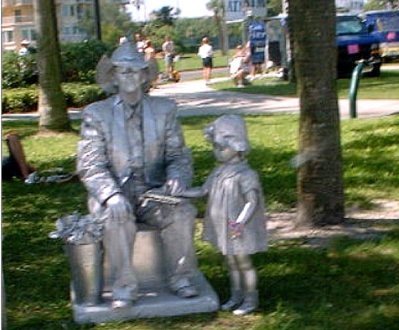 Holtsville, NY: A Living Statue at Vinoy Park, St. Pete, Florida