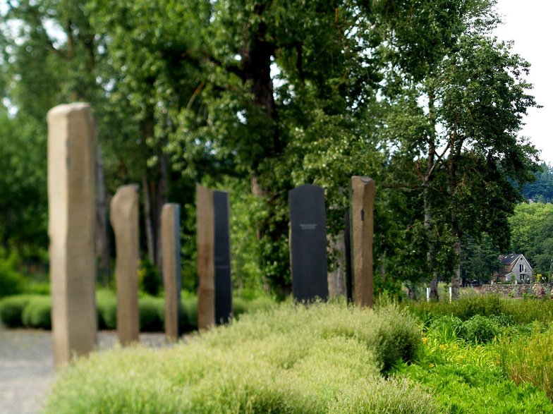 Lake Oswego, OR : Standing Poetry Stones by the Park