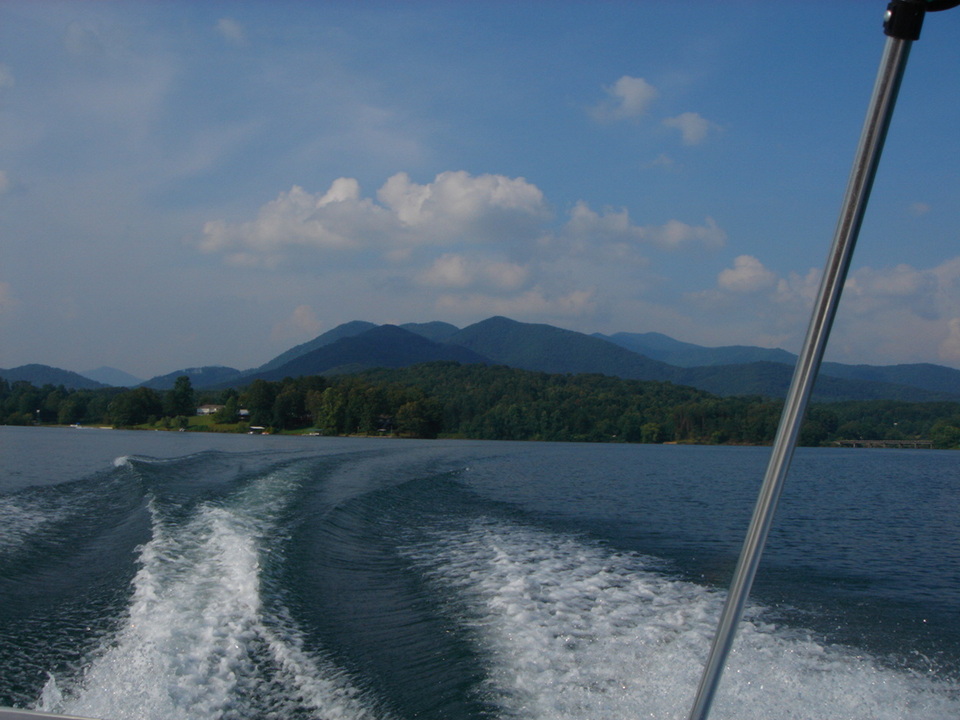 Hayesville, NC : sunday afternoon on lake chatuge