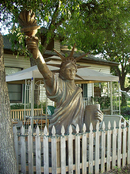 Crawford, TX : Peace House where demostrator's against the War in Iraq stay.