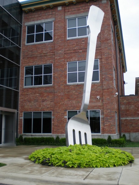 Springfield, MO: Located in Chesterfield Village, the giant fork at the entrance to Noble advertising firm is a bit off the well-trodden tourist trail.