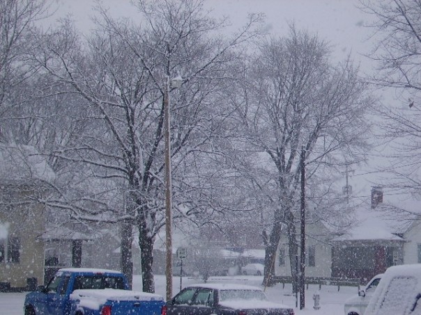 Vincennes, IN: Snowfall in Vincennes, Indiana. North 3rd Street, right of Vincennes University Campus. November 2005.