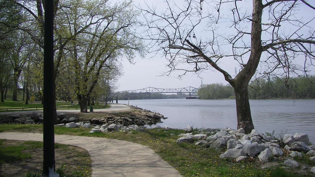Havana, IL : The bridge from Riverfront Park