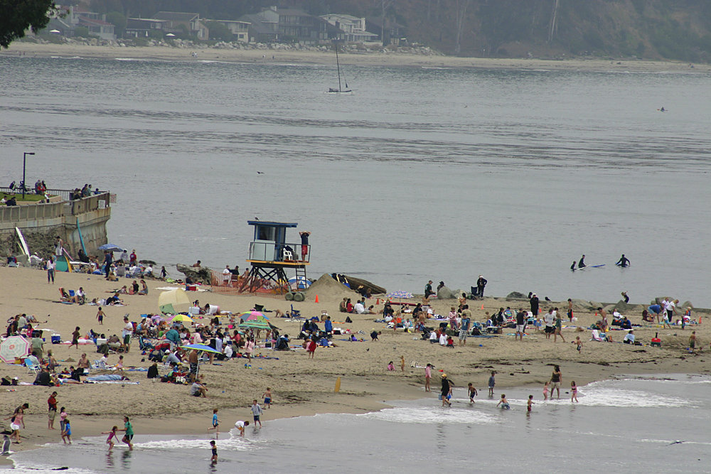 Capitola, CA : Looking down on the beach from a viewpoint on the north end of town
