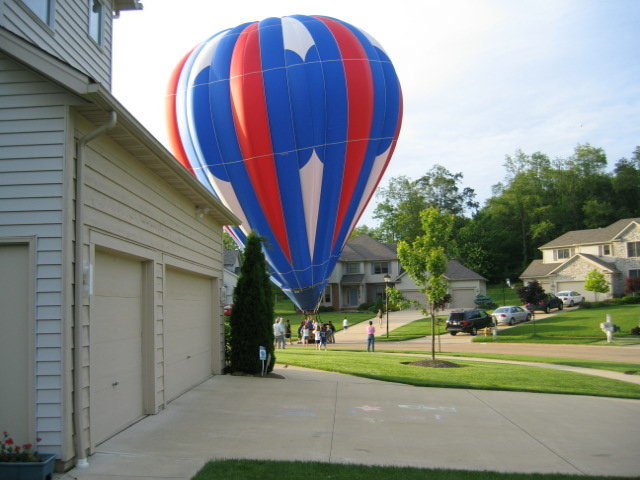 Solon, OH : Hot Air Balloon Lands in Solon Neighborhood