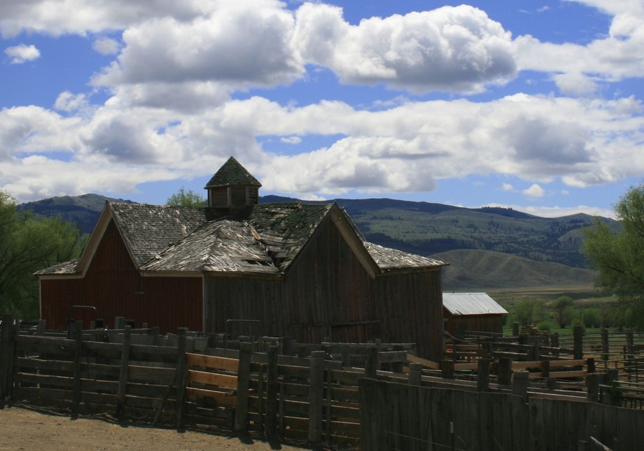 Brogan, OR : Old Barn....