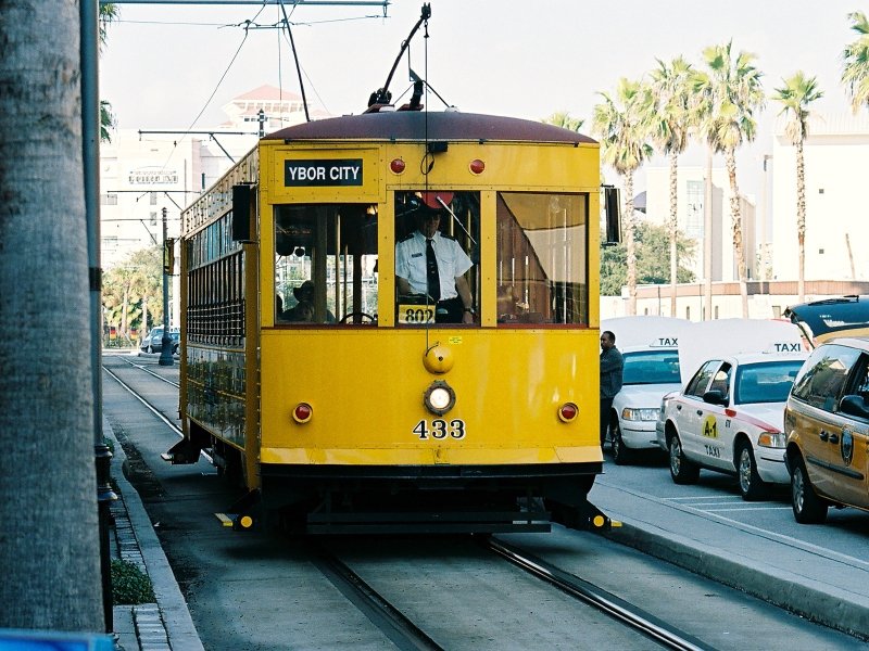 Tampa, FL : TECO Line Streetcar coming into Channelside