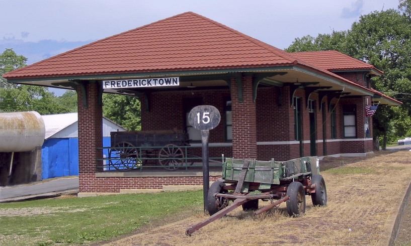 Fredericktown, MO : Abandoned Railroad Depot in Fredericktown, MO