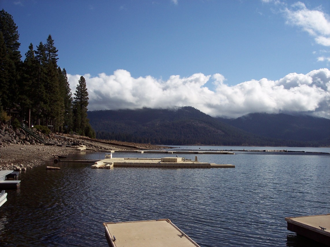 Lake Almanor Peninsula, CA: Marina and Mountains
