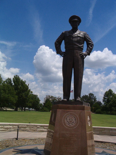 Abilene, KS: Eisenhower Center statue
