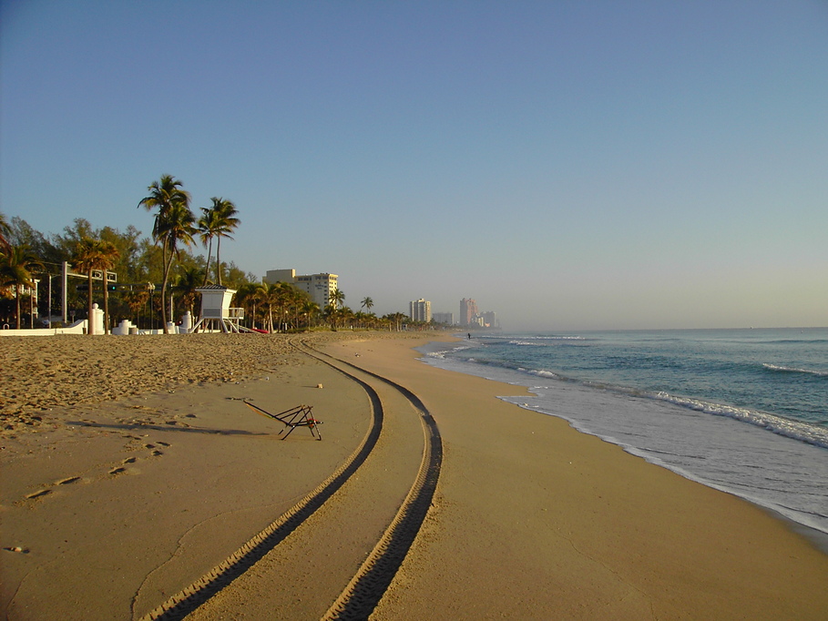 Fort Lauderdale, FL : Early morning on Ft Lauderdale beach