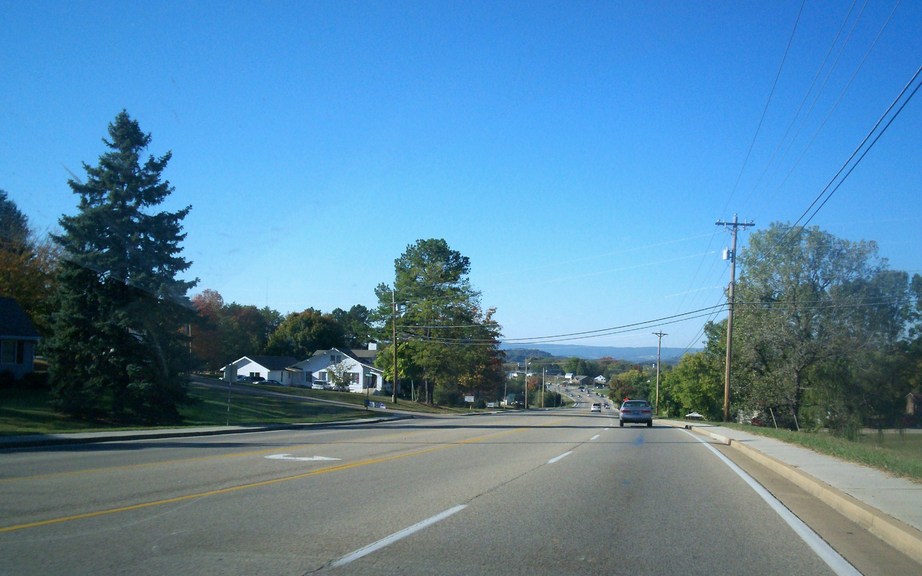 Jefferson City, TN: Hwy 92 heading toward down town Look at those mountians