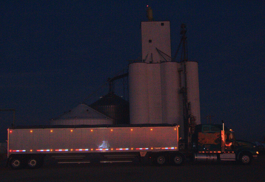 Greensburg, KS: LOREE Trucking at ADM in Greensburg