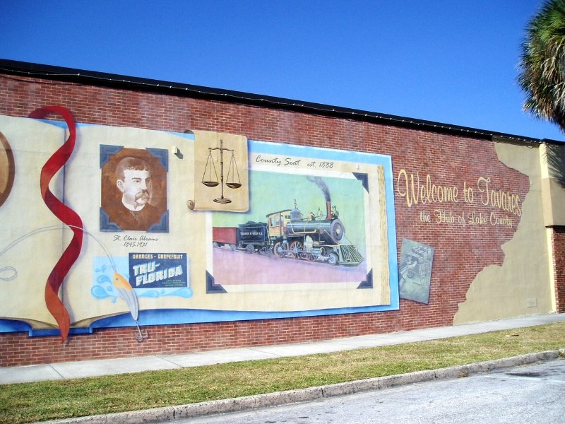 Tavares, FL: Mural - "Welcome to Tavares: the Hub of Lake County."