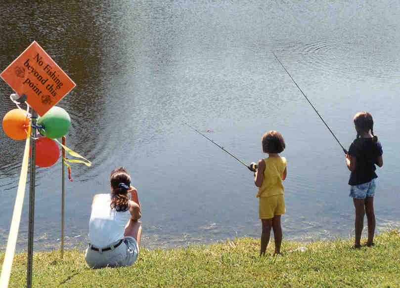 Blue Springs, MO: Picture of my Sister in law and 2 nieces fishing at a Burr Oak pond.