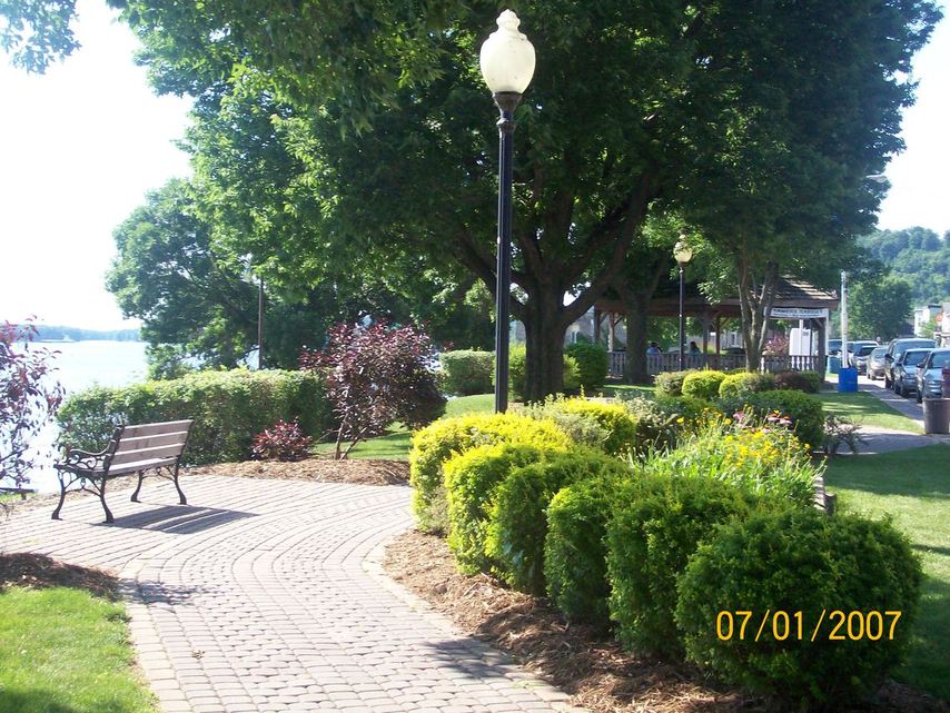 Bellevue, IA: Along the riverwalk, directly across from the Chamber of Commerce