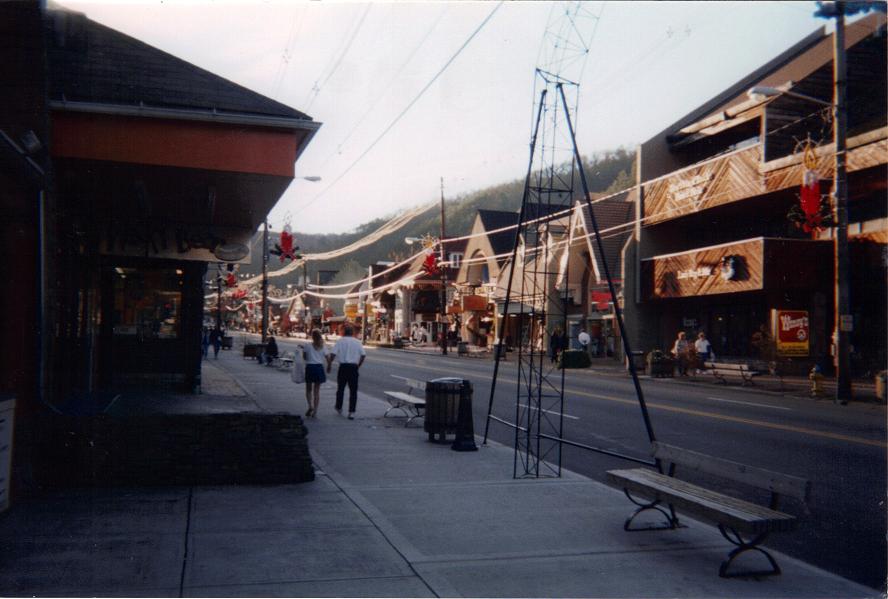 Gatlinburg, TN : The Parkway from light 6