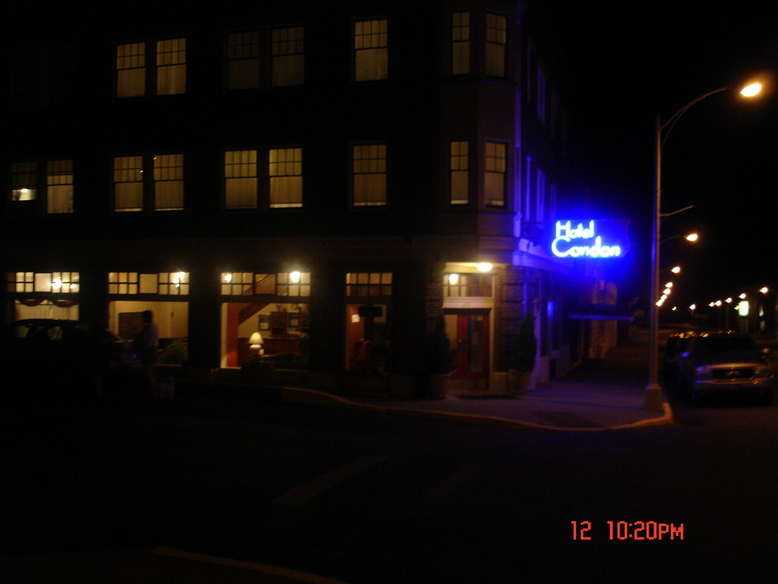 Condon, OR : Hotel Condon at night