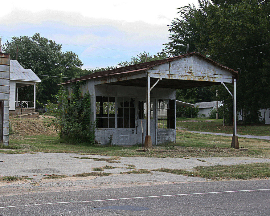 Wynnewood, OK: Old Service Station