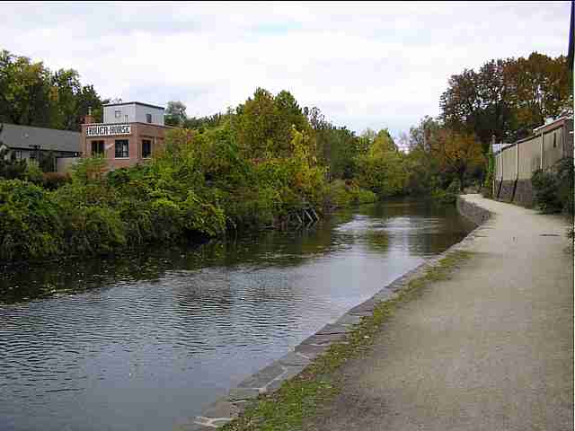 Lambertville, NJ : walking the canal towpath right in the middle of town