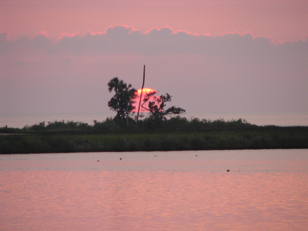 Yankeetown, FL: sunset over the gulf in Yankeetown Fl