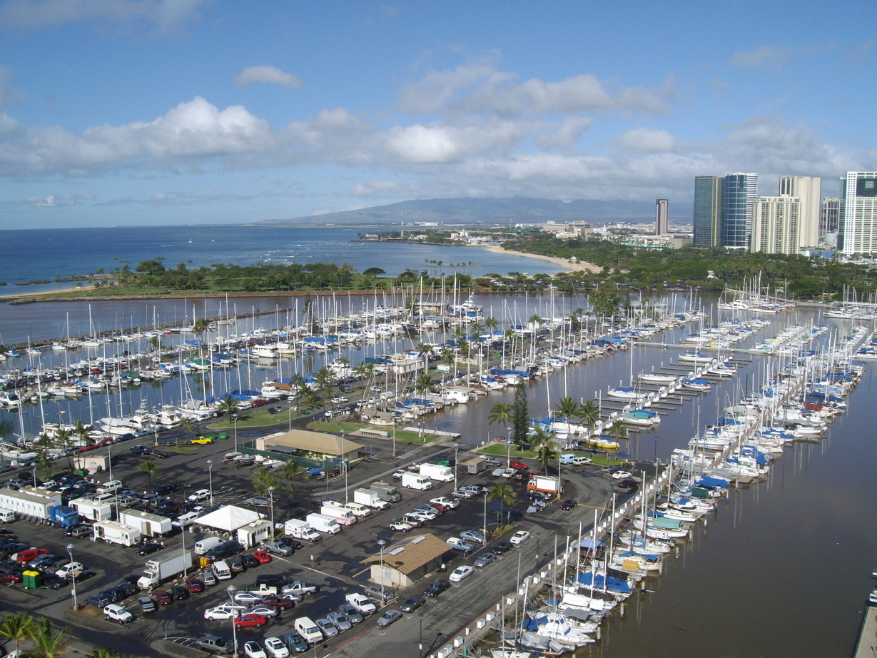 Honolulu, HI : In Waikiki