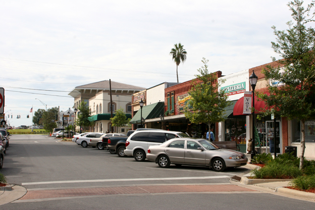 Inverness, FL: Shopping area near the courthouse