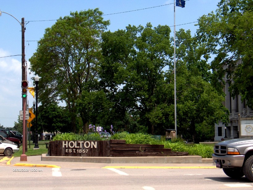 Holton, KS: Downtown Holton - Jackson County Court House on right hidden by trees