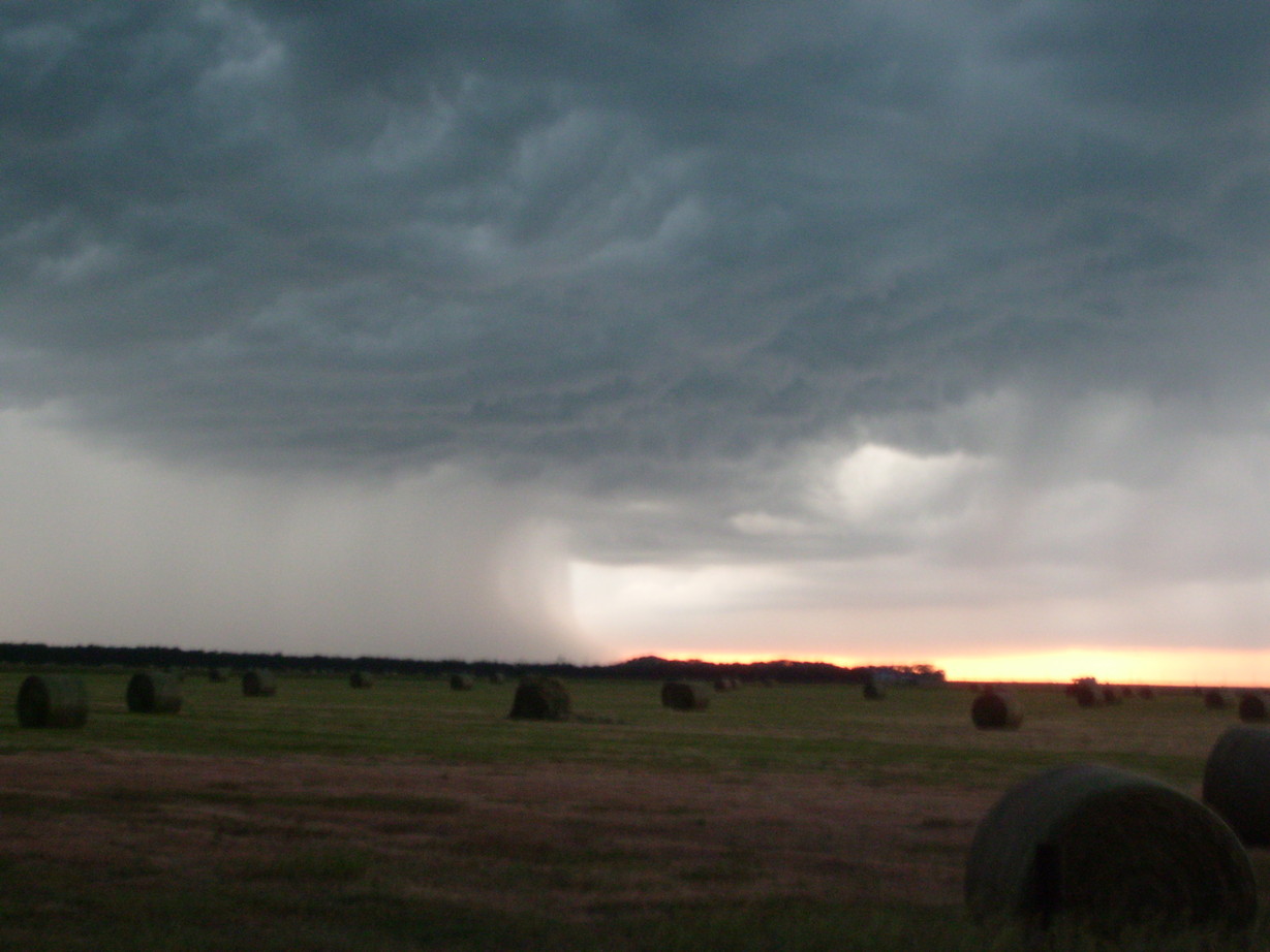 Ainsworth, NE : Storm coming north of ainsworth carrying hail and tornadoes
