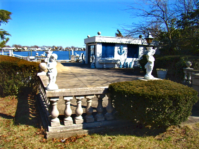 Baldwin Harbor, NY: Bay Front Land