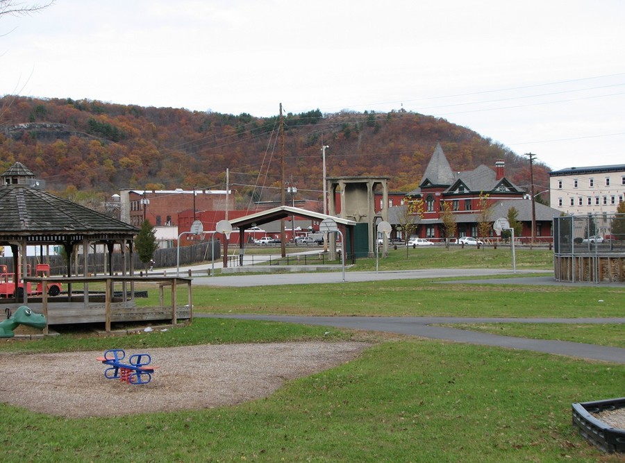 Port Jervis, NY: Port Jervis - town park and old Eire train station