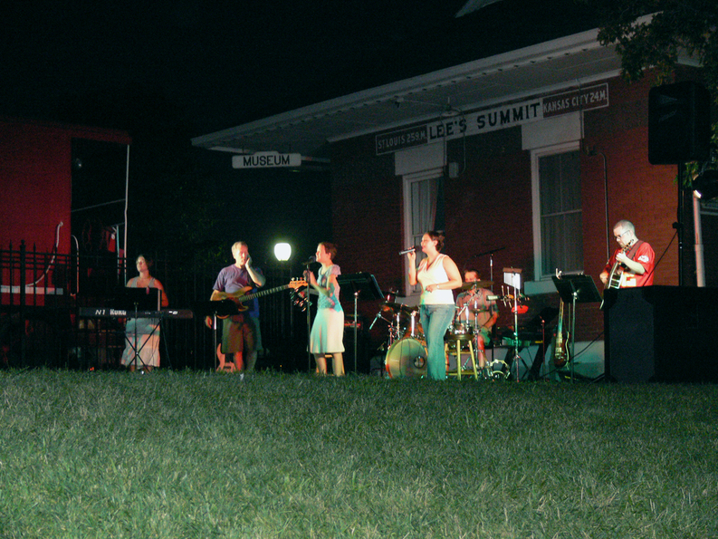Lee, MO: Train Depot in downtown Lee's Summit during a Friday night music evening.