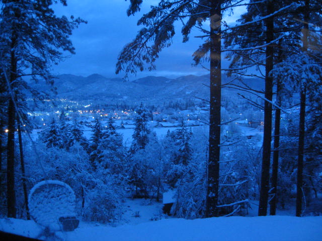 Grants Pass, OR: A Day of Snow Fall in Grants Pass, Oregon